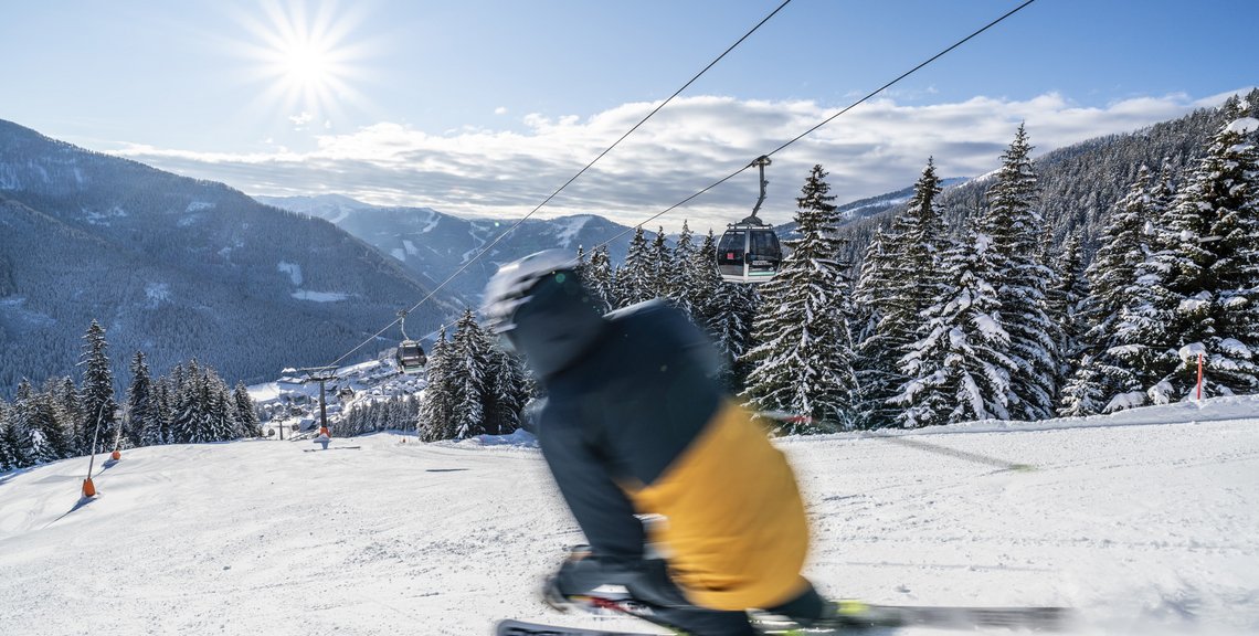 Skifahrer bei Sonnenschein auf der Brunnachabfahrt, Skigebiet Bad Kleinkirchheim