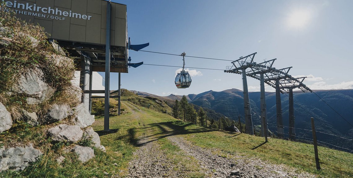 Bergstation der Biosphärenparkbahn Brunnach im Sommer bei Sonnenschein, Wandergebiet im Biosphärenpark, Nockberge