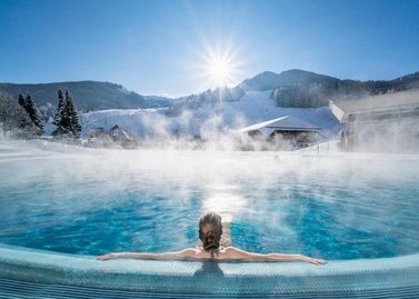 Winterurlaub, dampfendes Thermalwasser, Ausblick auf das Skigebiet, Therme in Kärnten, Bad Kleinkirchheim, TOP Therme Österreich, Auszeit in den Alpen