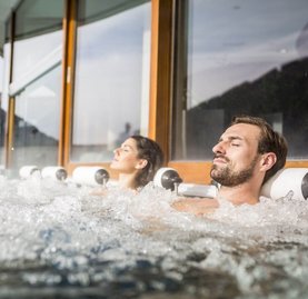 Podium Solaris - Sonnenterrasse mit Blick auf die Kaiserburg, Thermal Römerbad, Massageliegen, Sprudel, Bad Kleinkirchheimer Bergbahnen 