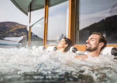 Podium Solaris - Sonnenterrasse mit Blick auf die Kaiserburg, Thermal Römerbad, Massageliegen, Sprudel, Bad Kleinkirchheimer Bergbahnen 