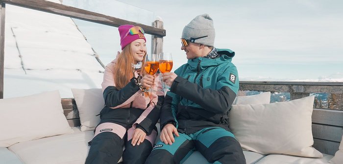 Pärchen beim Einkehrschwung, Aperol Spritzer auf der Eve Alps Panoramahütte in Bad Kleinkircheim, Aprés Ski in den Alpen