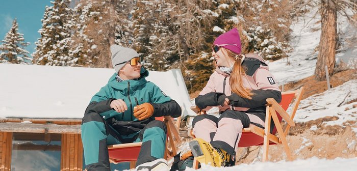 Sonnentankstellen mit Liegestühlen, Pausenplatz im Skigebiet Bad Kleinkirchheim, Vitamin Ski tanken, Alpen Sonnenskilauf