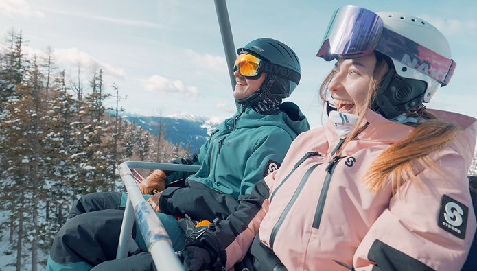 Pärchen am Sessellift im Kärntner Skigebiet Bad Kleinkirchheim, Vitamin-D tanken, Sonnenskilauf pur in den Alpen