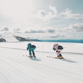 Pärchen beim Sonnenskilauf auf der Höhenabfahrt, Kärntens Top Skigebiet Bad Kleinkirchheim