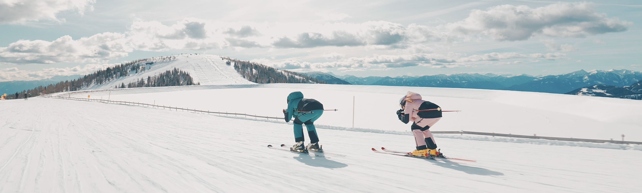 Pärchen beim Sonnenskilauf auf der Höhenabfahrt, Kärntens Top Skigebiet Bad Kleinkirchheim