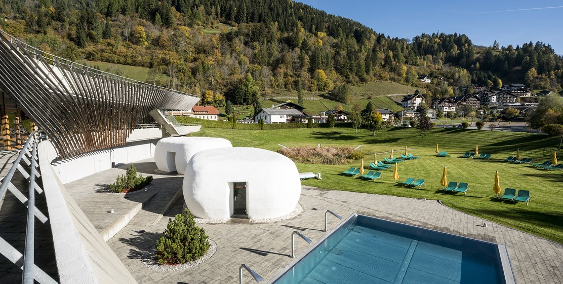 Sommeratmosphäre im Outdoor-Saunabereich mit Pool, im Außenbereich des Bad Kleinkirchheimer Thermal Römerbads